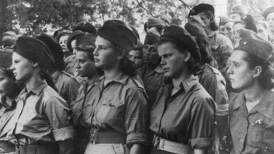 Kobiety, które wstąpiły do Pomocniczej Służby Kobiet, po wyzwoleniu ich z obozów, 1945