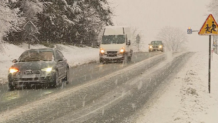 Atak zimy na południu Polski. Wydano ostrzeżenia o trudnych warunkach na drogach