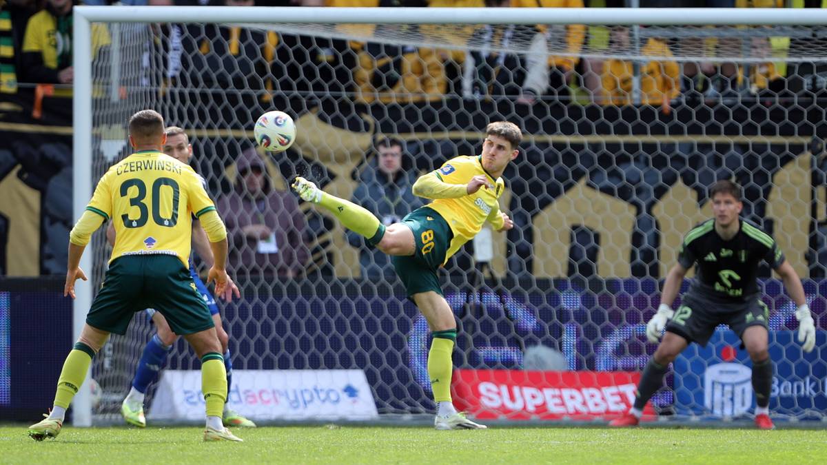 Piłkarz GKS Katowice strzela bramkę w meczu przeciwko Wiśle Płock.