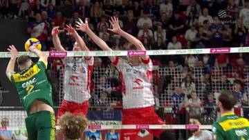 Zawodnicy podczas meczu siatk&oacute;wki, jeden atakuje, dwaj blokują.