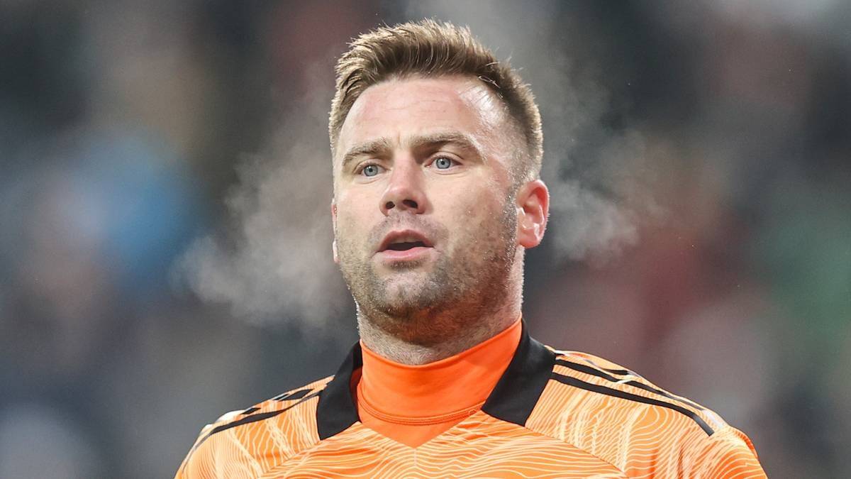 Portret Wojciecha Szczęsnego w stroju bramkarskim, z widocznym oddechem.