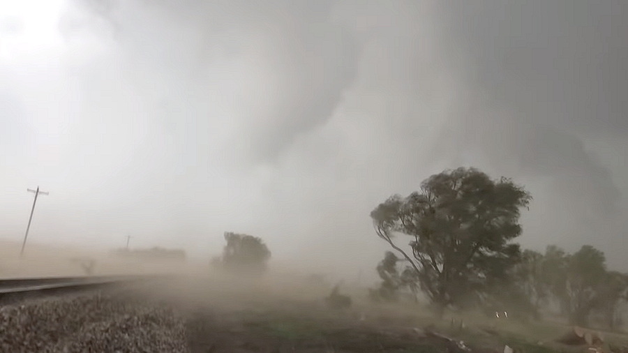 18.05.2019 09:00 Reed Timmer, słynny łowca burz, ledwie uszedł z życiem podczas tornada. Zobacz nagranie!