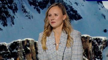 Kobieta w tweedowej marynarce na tle ośnieżonych gór.