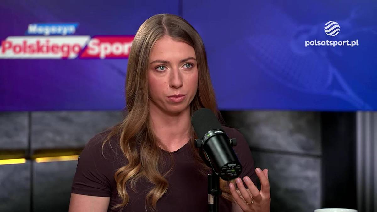 Kobieta z długimi blond włosami, ubrana w brązową bluzkę, siedzi i m&oacute;wi do mikrofonu. W tle widać logo "Magazyn Polskiego Sportu" oraz logo Polsat Sport.