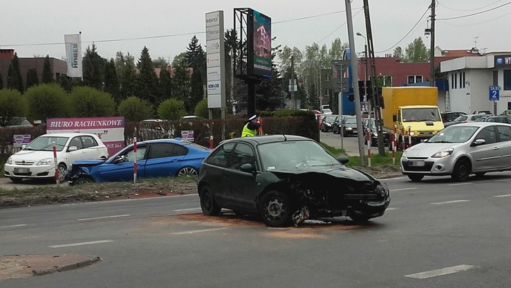 Wypadek w Warszawie. Dwa rozbite auta i ogromny korek