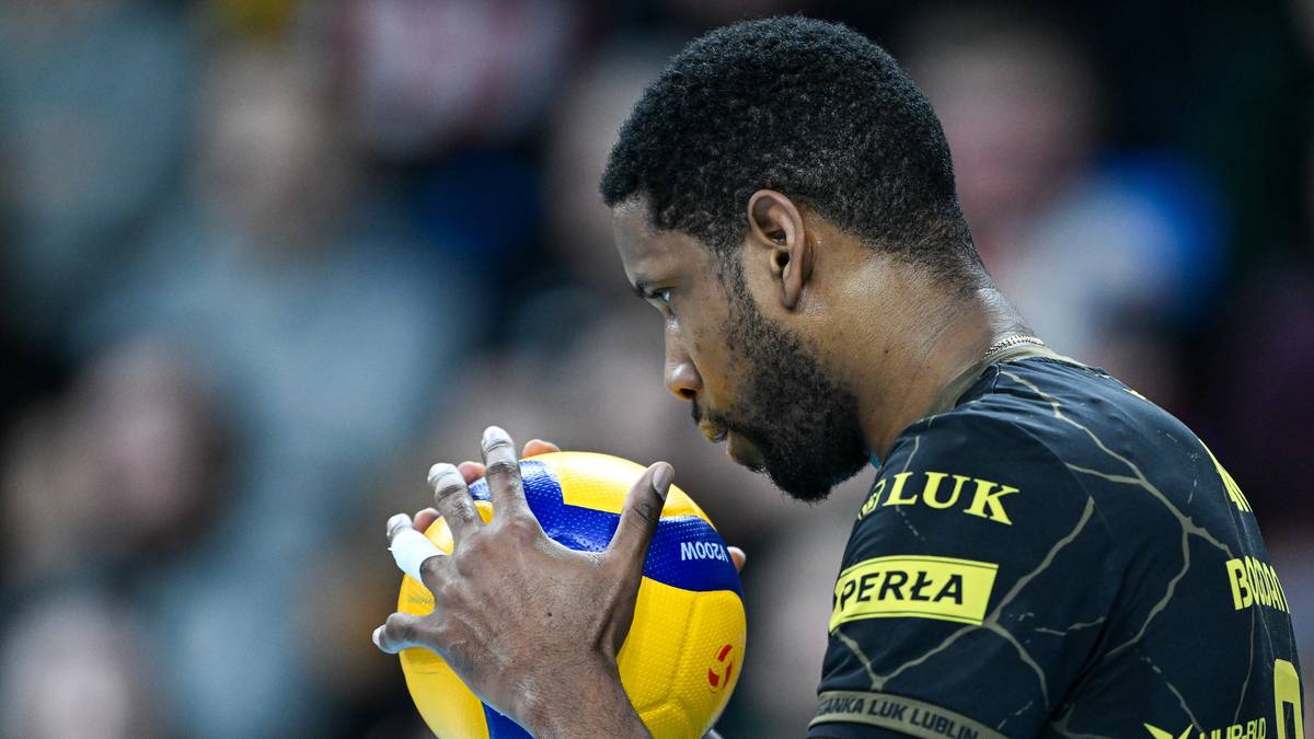 Siatkarz Bogdanki LUK Lublin trzymający piłkę do siatk&oacute;wki.