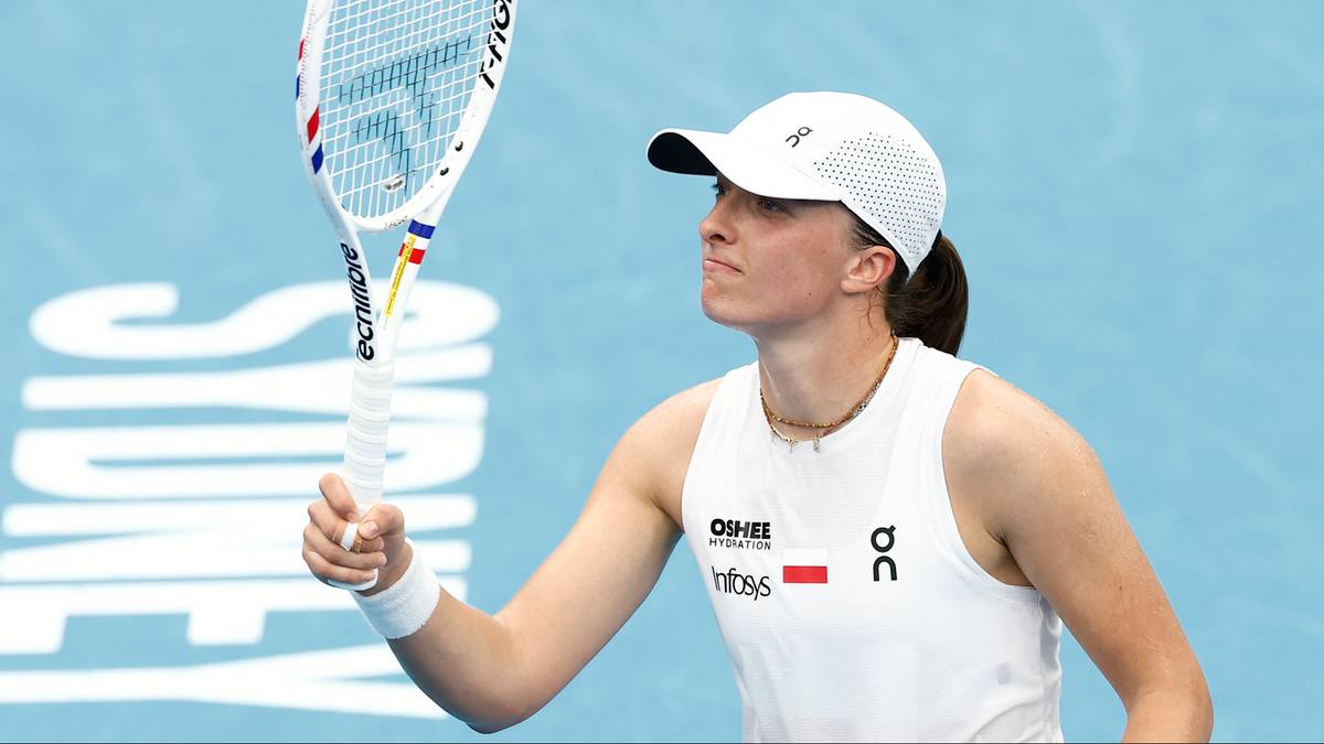 Tenisistka z rakietą w ręku, w białej czapce i koszulce, na niebieskim tle z białym napisem.