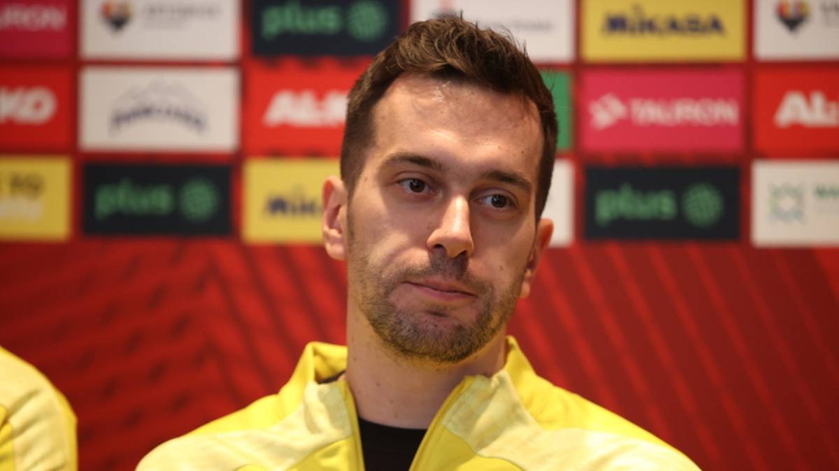 Marcin Komenda, siatkarz Bogdanki LUK Lublin, w żółtej bluzie sportowej.