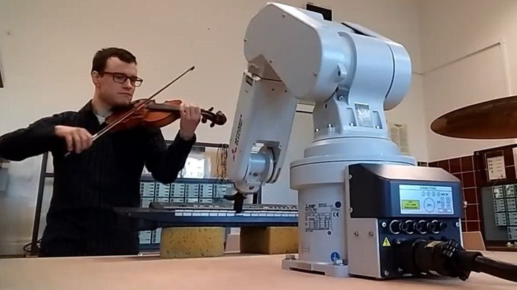 Robot Staszek gra na pianinie. Zaprogramował go student AGH