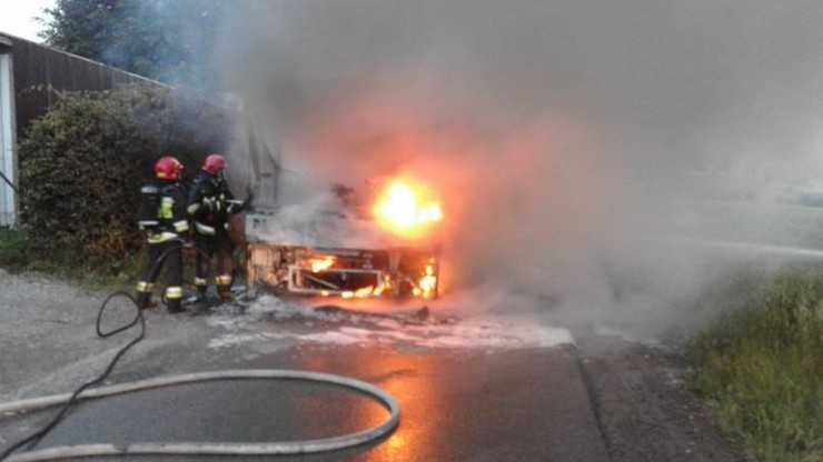 Autobus spłonął niedaleko Nowego Sącza. W godzinę zamienił się w zgliszcza