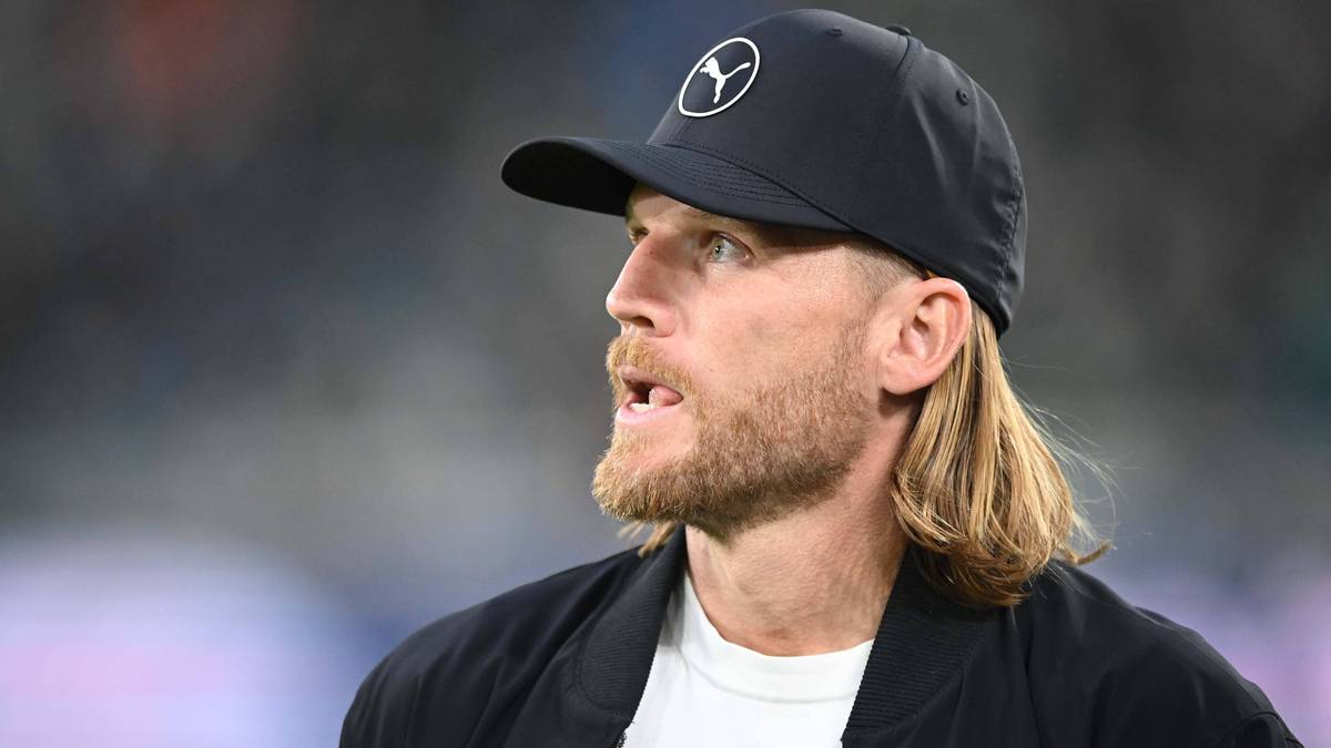 Eugen Polanski, trener Borussii Mönchengladbach, w czapce z daszkiem i stroju sportowym.