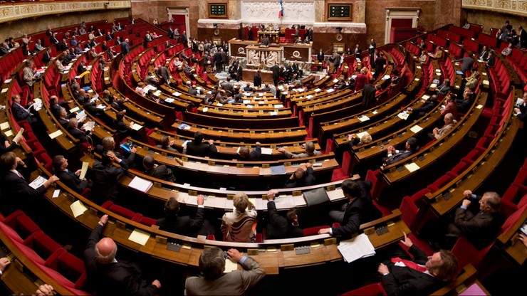 Francuski parlament za zakazem bicia dzieci. Jedna deputowana była "przeciw"
