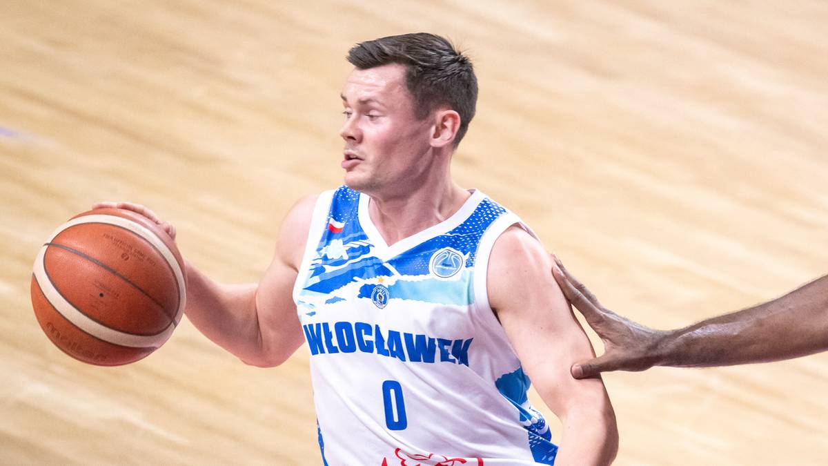 Koszykarz Anwilu Włocławek prowadzi piłkę podczas meczu, broniony przez zawodnika BC Trepca.