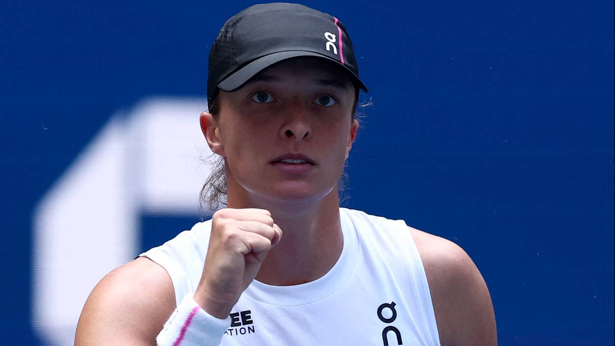 Iga Świątek, tenisistka, świętuje zwycięstwo na US Open, zaciśnięta pięść i koncentracja na twarzy.