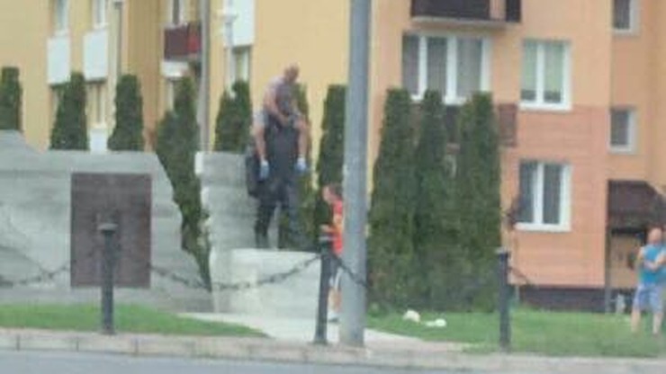 Usiadł na pomniku Lecha Kaczyńskiego. Szuka go policja