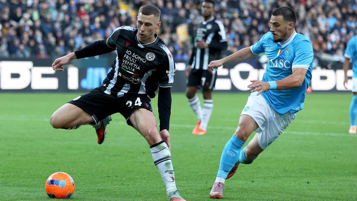 Piłkarze walczą o piłkę na boisku.