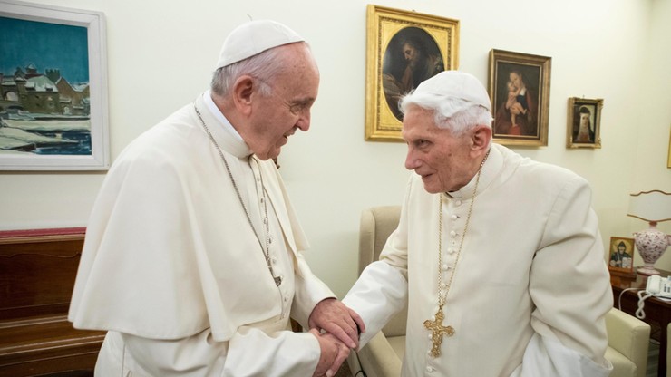Sprawa celibatu dzieli Watykan. "Benedykt XVI został wykorzystany przeciwko Franciszkowi"