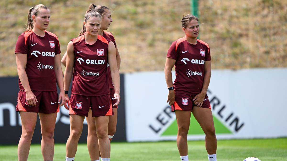 Cztery piłkarki w bordowych strojach reprezentacji Polski stoją na boisku.