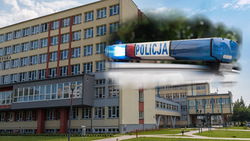 Budynek szkoły z widoczną na pierwszym planie syreną świetlną policji ze światłami włączonymi.