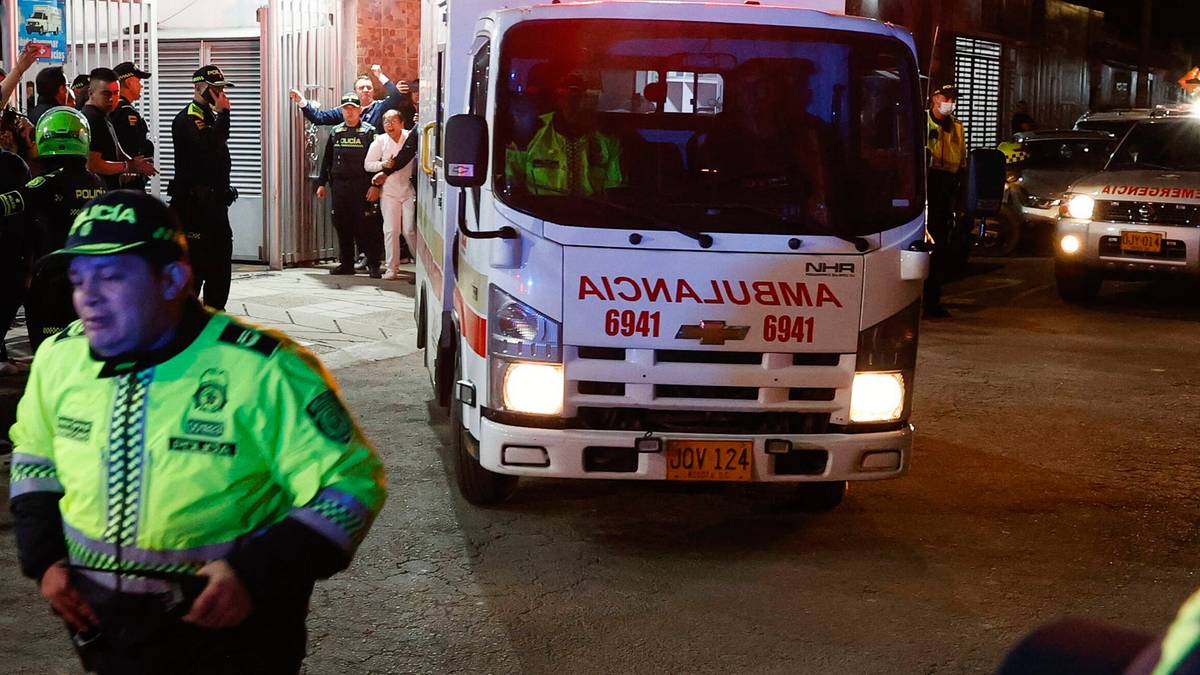 Tragedia podczas meczu piłkarskiego. Kibic spadł z trybuny i zmarł