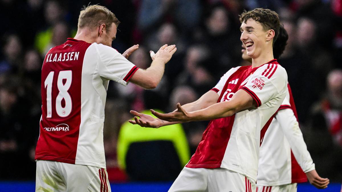 Dwóch piłkarzy Ajaxu Amsterdam celebruje zdobycie bramki.