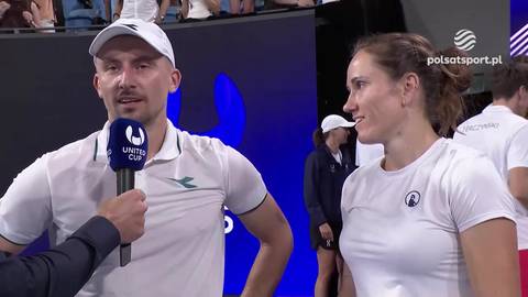 Jan Zieliński i jego partnerka w strojach tenisowych, po awansie do finału United Cup, udzielają wywiadu.