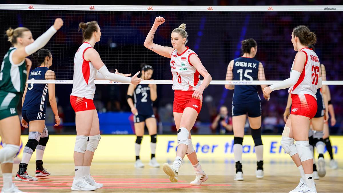 Graczki w biało-czerwonych strojach świętują zdobycie punktu podczas meczu siatkówki.