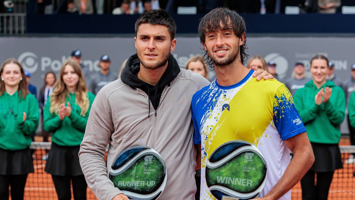 Dw&oacute;ch tenisist&oacute;w pozuje do zdjęcia z pucharami po finale turnieju w Szczecinie.