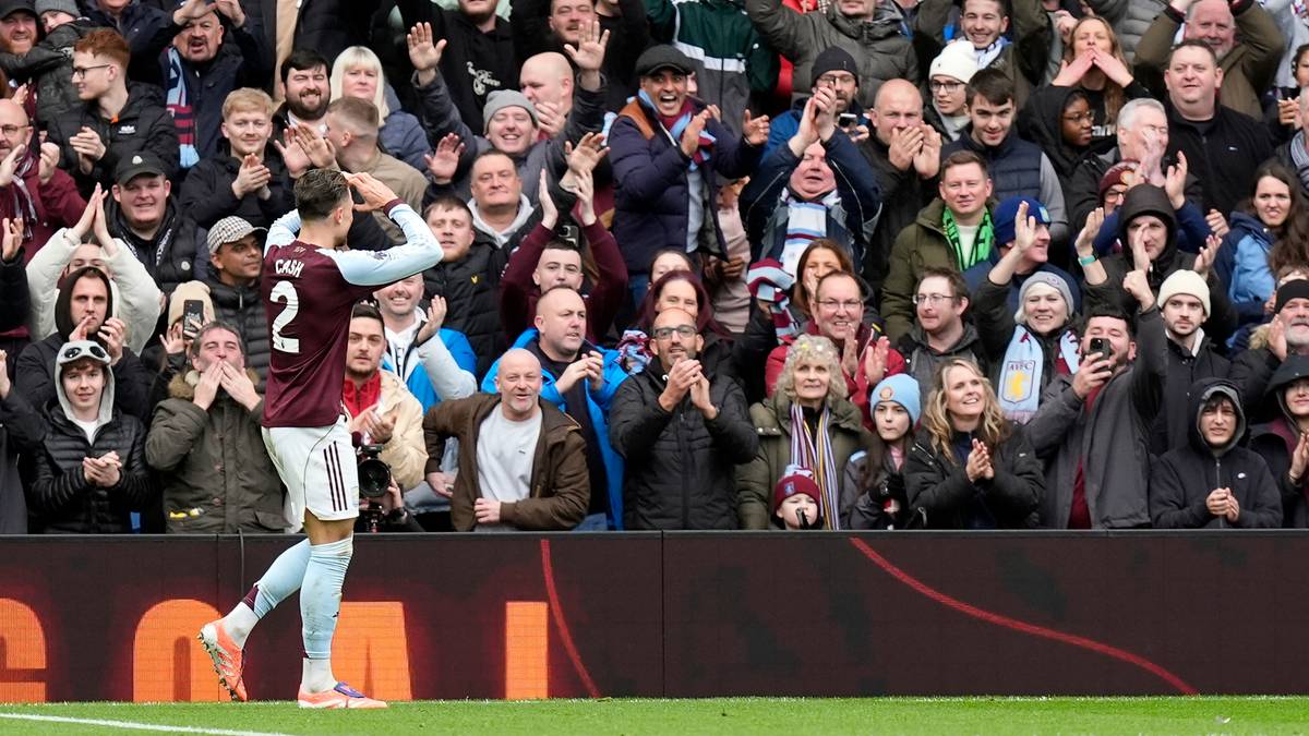 Piłkarz w koszulce Aston Villi z numerem 2 świętuje strzelenie bramki przed trybunami wypełnionymi kibicami.