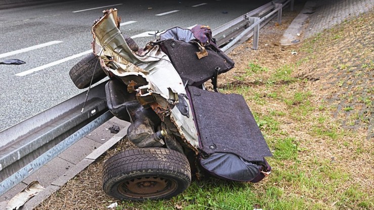 Nie miała prawa jazdy, uderzyła w bramownicę drogową. Auto rozpadło się na pół