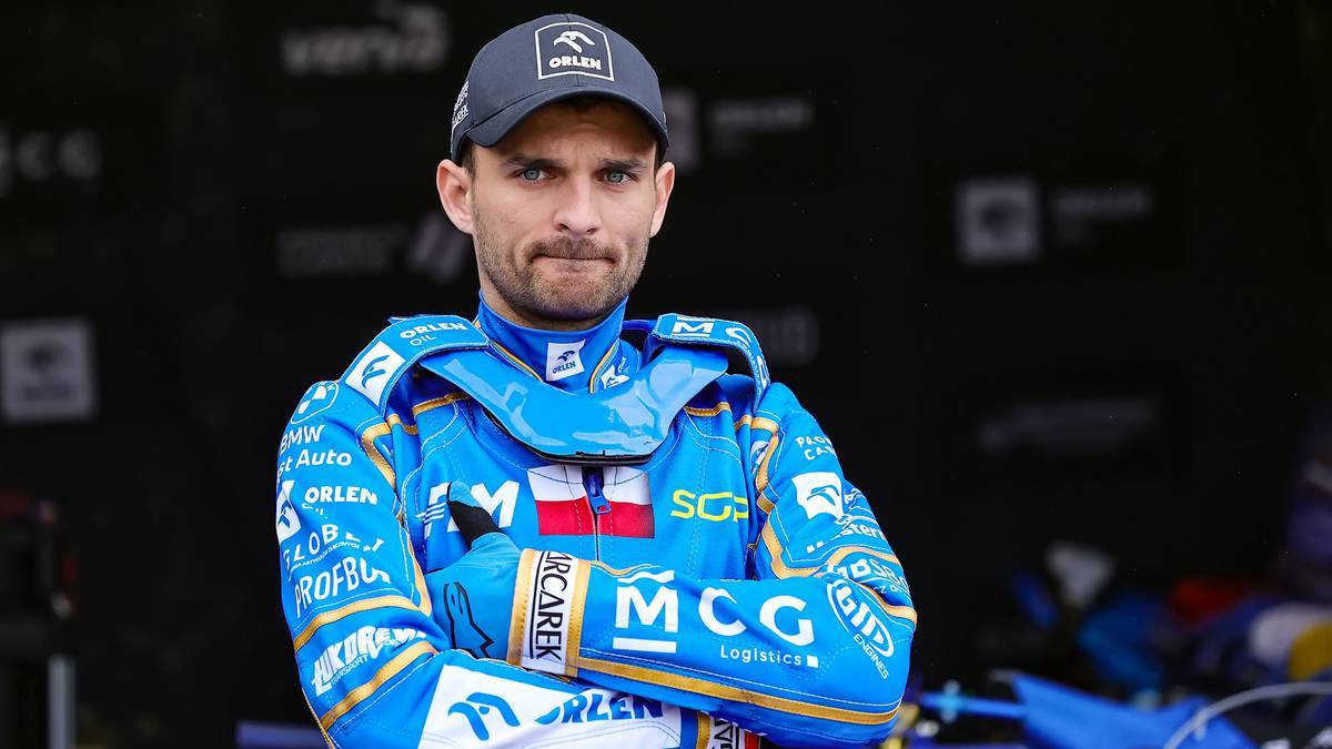 Bartosz Zmarzlik w stroju reprezentacji Polski w żużlu.