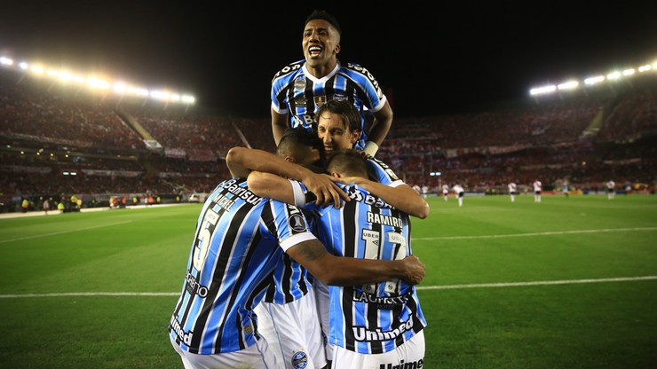 Copa Libertadores: Broniące trofeum Gremio bliżej finału