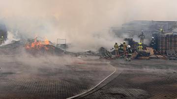 Pożar hali hurtowni spożywczej w województwie mazowieckim. Trwa akcja strażaków