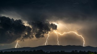 04.06.2020 07:00 To może być nieprzespana noc. W niektórych regionach kraju przejdą burze z ulewami i silnym wiatrem