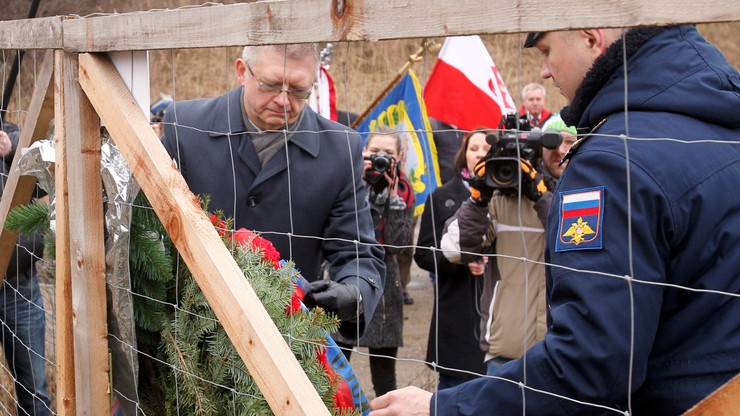 Polskie władze rozbierają pomnik. Rosjanie składają pod nim kwiaty
