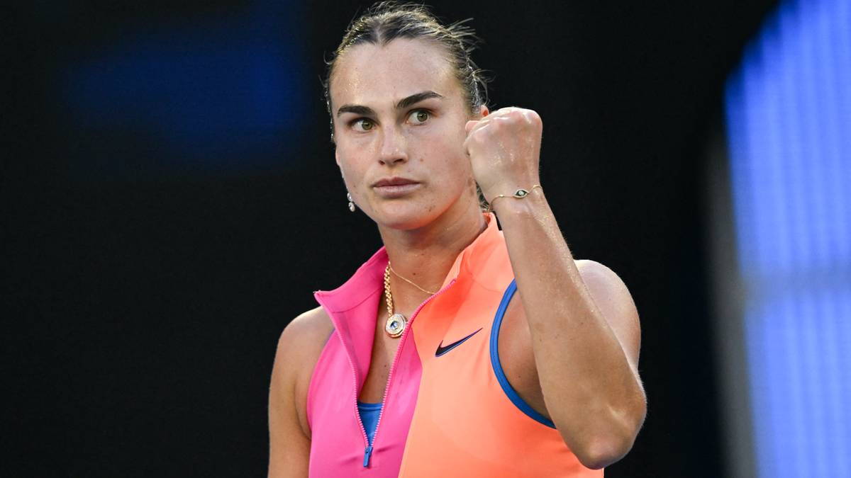 Aryna Sabalenka, tenisistka, zaciśnięta pięść w geście triumfu, w kolorowym stroju sportowym.