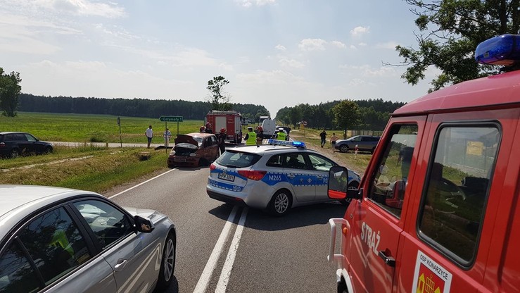 Zderzenie 2 samochodów osobowych i busa. Zablokowana droga Ostrołęka-Łomża