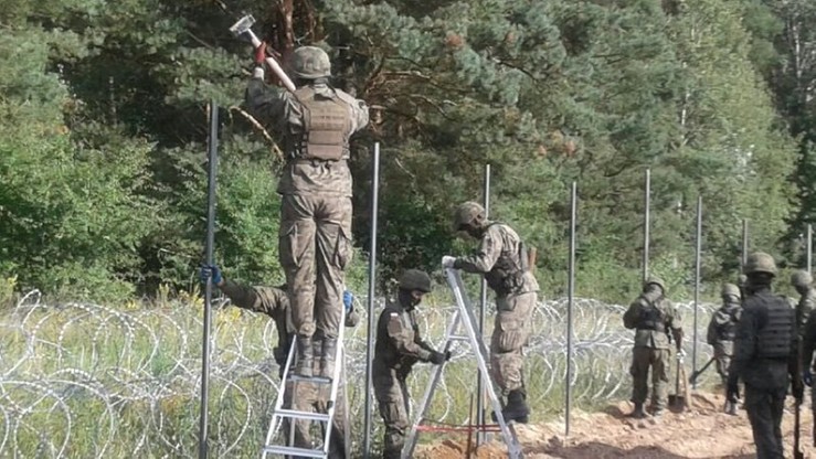 Wojsko rozpoczęło budowę płotu na granicy w regionie Zubrzycy Wielkiej