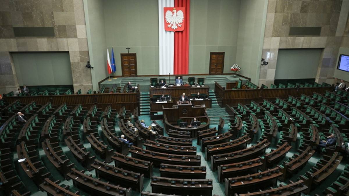 Najnowszy sondaż poparcia dla partii politycznych. Liderzy rankingu ze spadkami