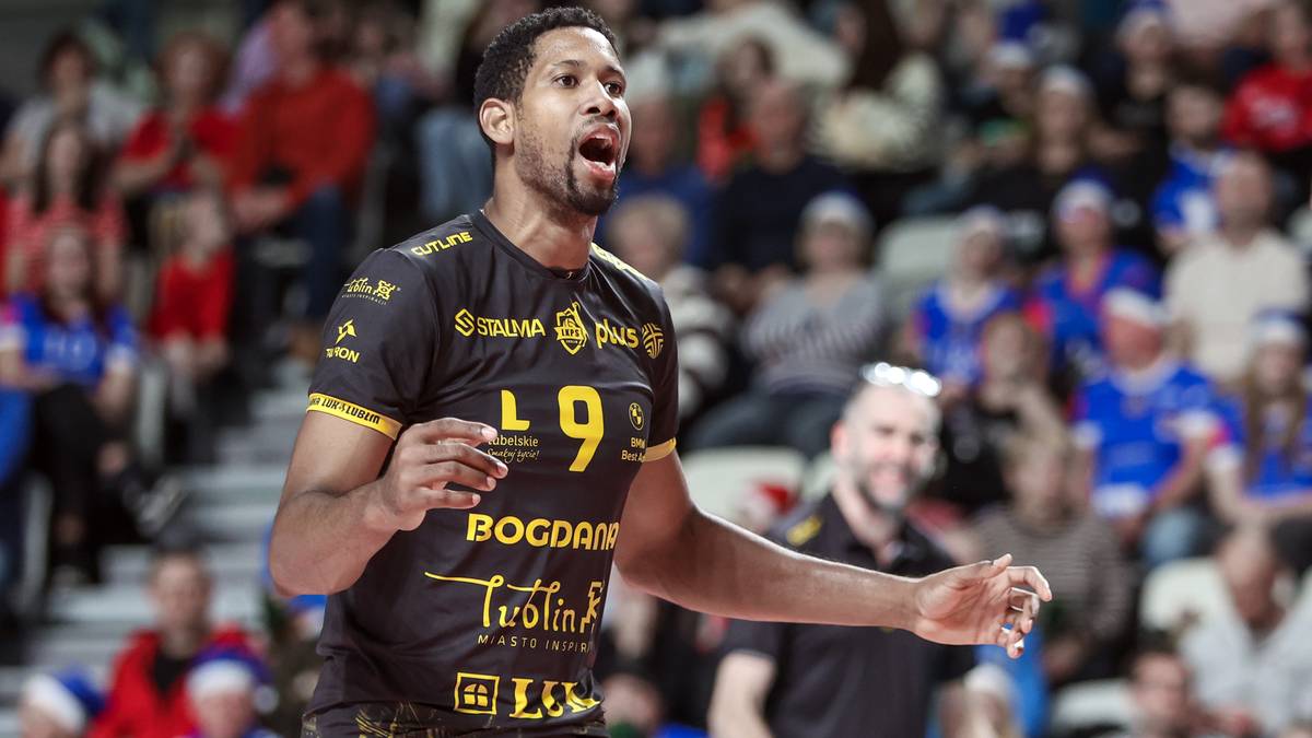 Siatkarz w czarno-ż&oacute;łtej koszulce z numerem 9 krzyczy podczas meczu.