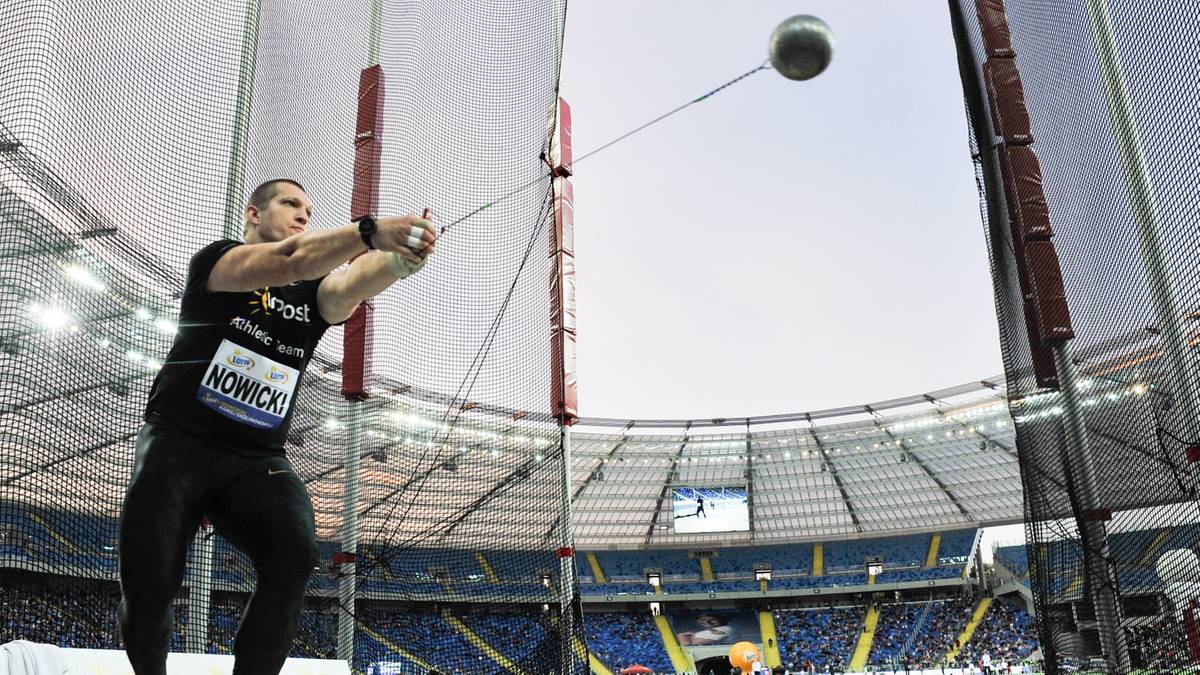 Wojciech Nowicki przerzuca tony na siłowni i rzuca młotem mimo wielkiego mrozu