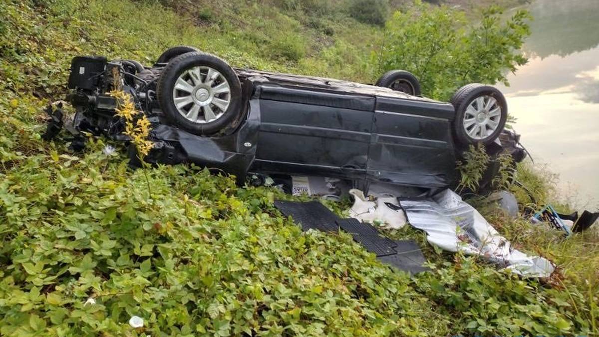 Nietypowy wypadek nad Jeziorem Pilchowickim. Auto 20-latki spadło ze skarpy