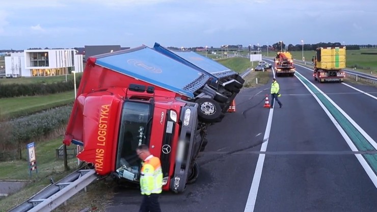 Porywisty wiatr przewrócił polską ciężarówkę w Holandii