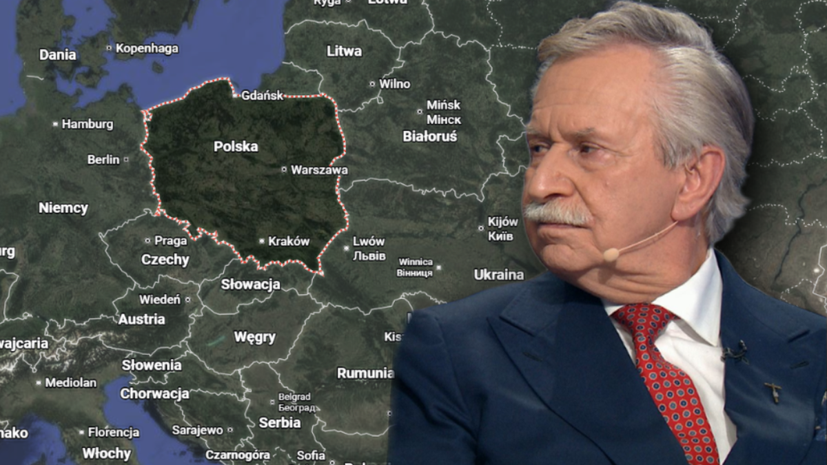 Generał Leon Komornicki w garniturze, siedzący obok mapy Europy z widoczną Polską.