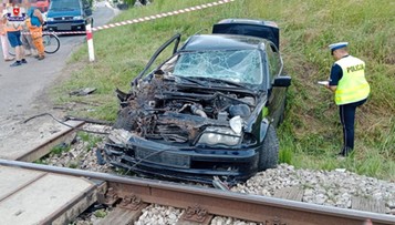 Lubelskie. Samochód wjechał w pociąg. Kierowca z pasażerką uciekli z miejsca zdarzenia