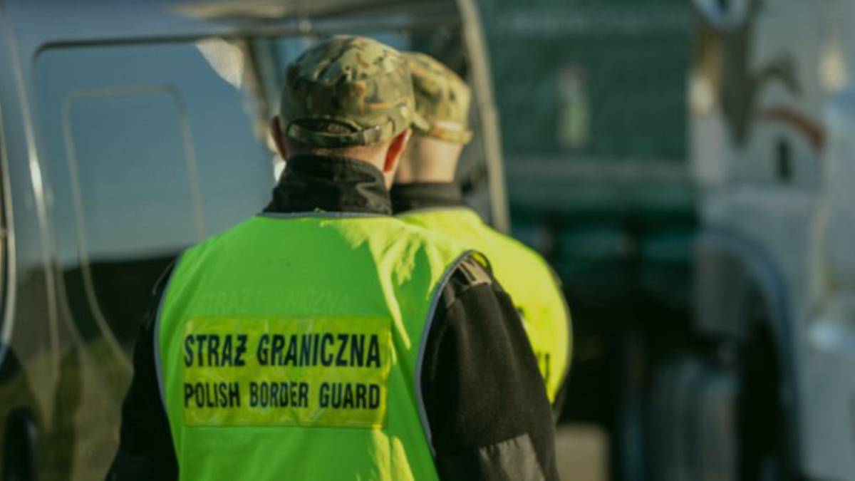 Она брала взятки за пропуск транспорта в Беларусь. Таможенник задержан