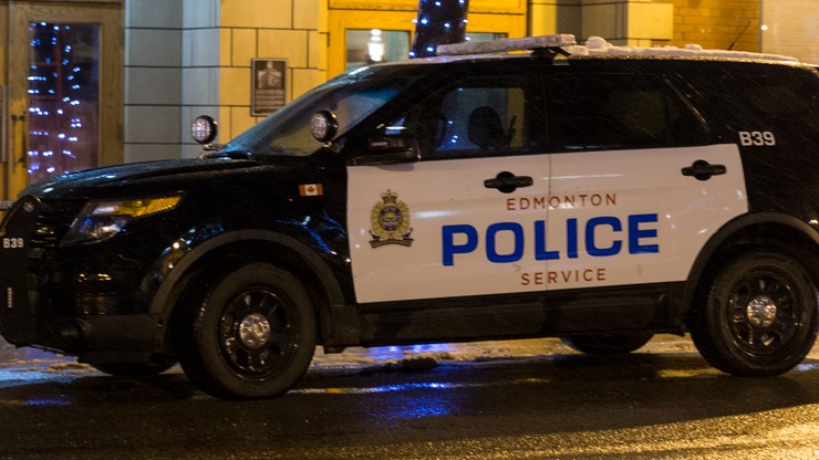 Pchnął nożem policjanta i potrącił cztery osoby jadąc ciężarówką. Śledztwo ws. "aktów terroryzmu" w Kanadzie