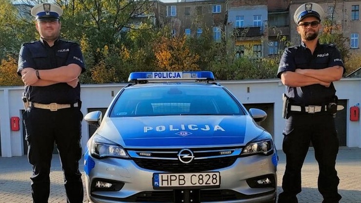 Wrocław. Policjanci z drogówki wskoczyli do Odry i uratowali tonącą kobietę