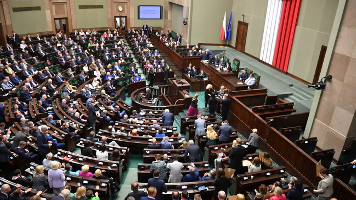 Sejm przyjął uchwałę ws. przymusowej relokacji uchodźców. "To jest kpina z Polski"