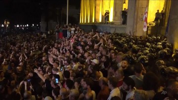 Gruzja: tysiące protestujących przed parlamentem; usiłowali wejść do budynku